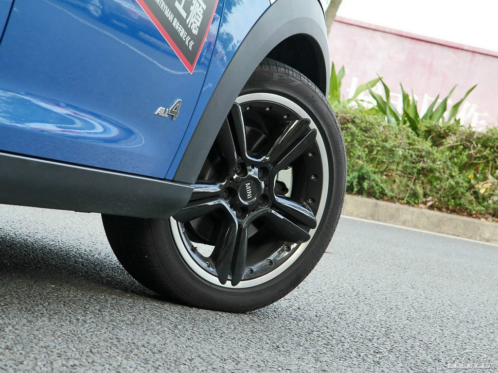 {ɫMINI COUNTRYMAN܇^DƬ
