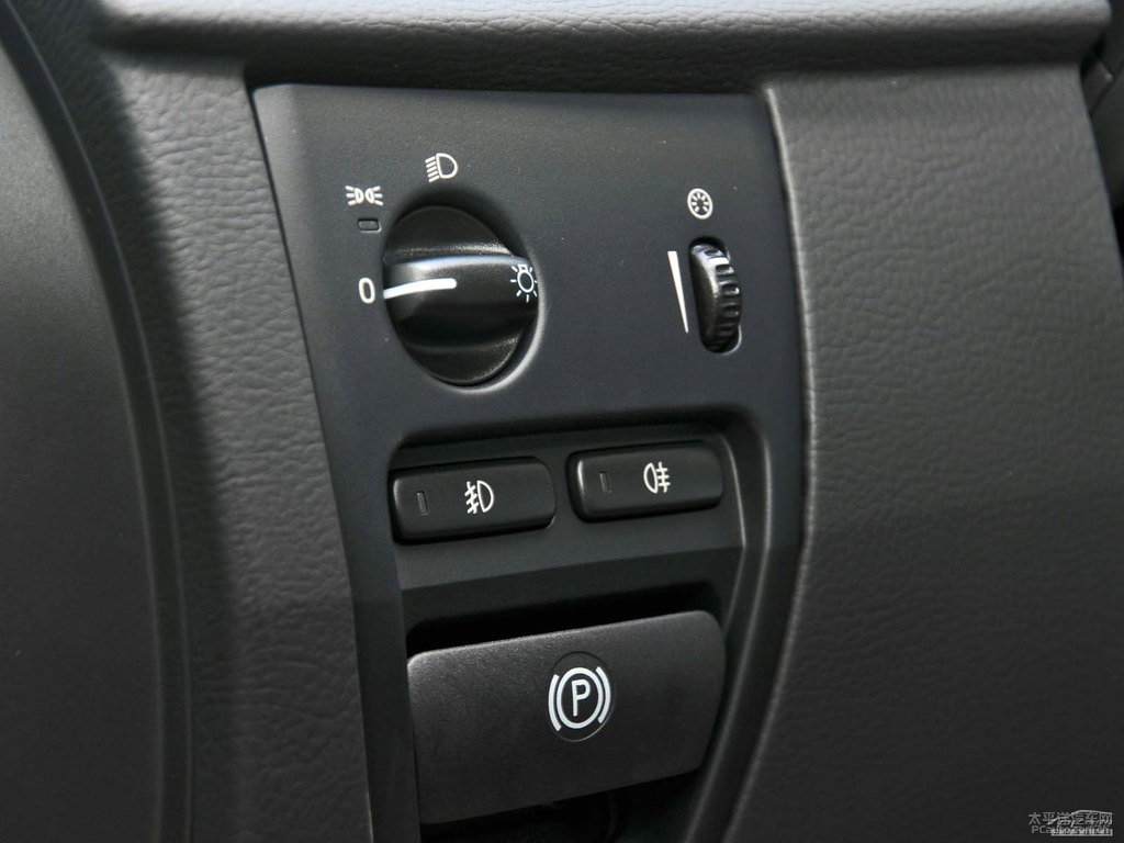 亮黑藍金屬漆沃爾沃XC90中控內(nèi)飾圖片