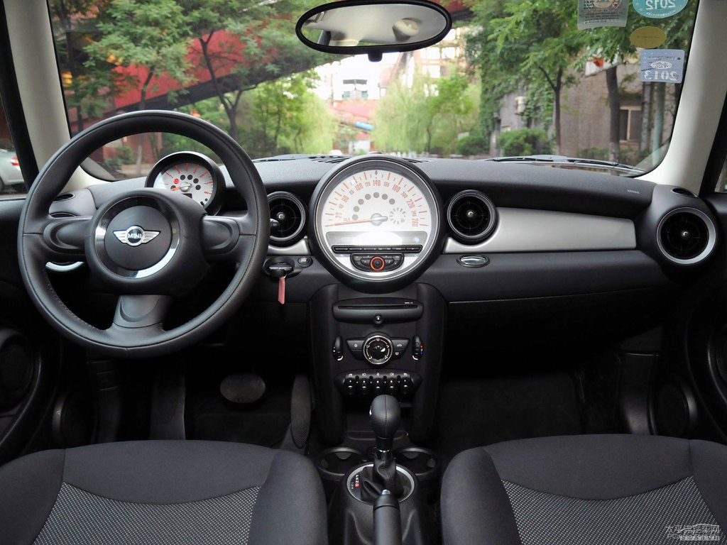 熱巧克力色MINI CLUBMAN中控內(nèi)飾圖片