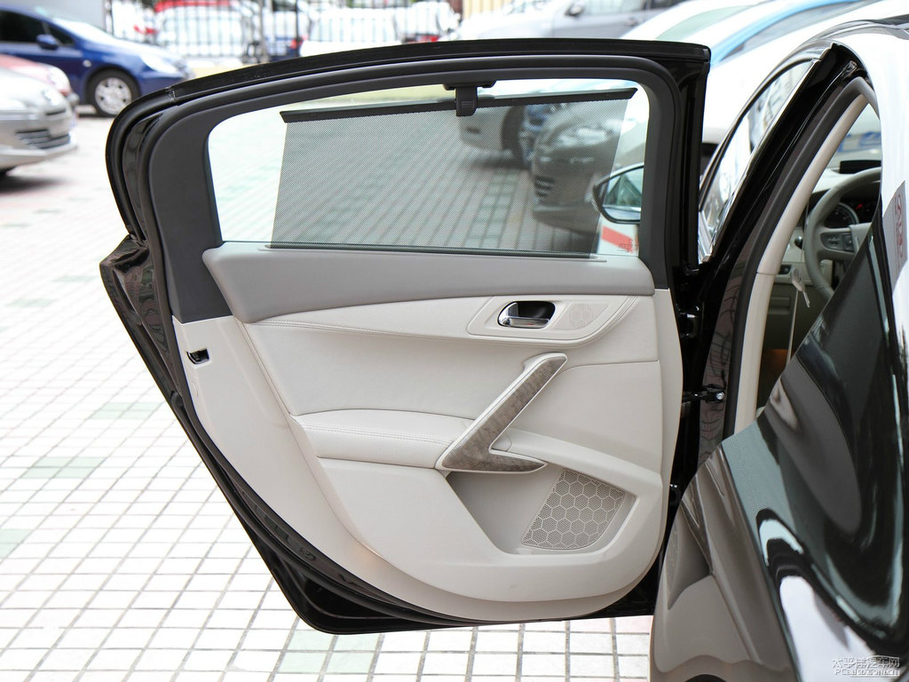 碳晶黑標(biāo)致508車(chē)廂內(nèi)飾圖片