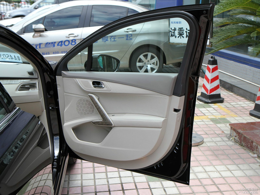 碳晶黑標致508車廂內(nèi)飾圖片