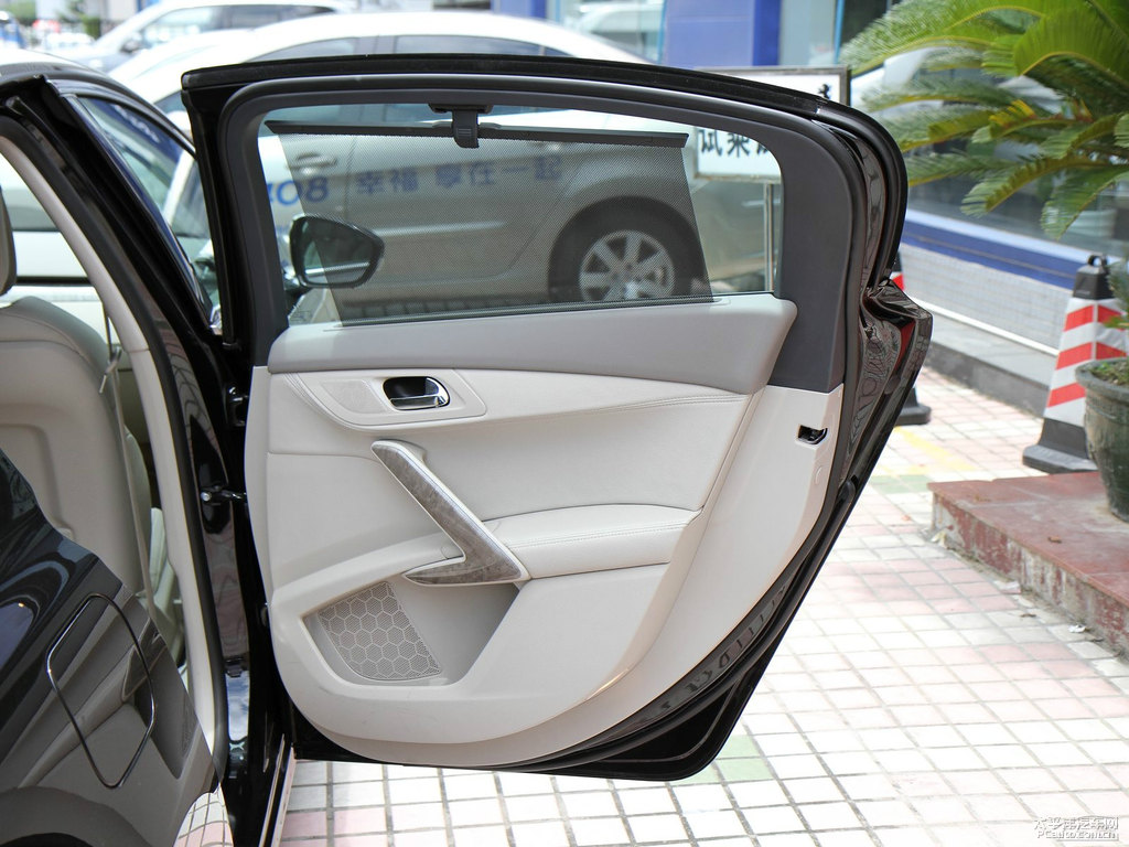 碳晶黑標(biāo)致508車廂內(nèi)飾圖片