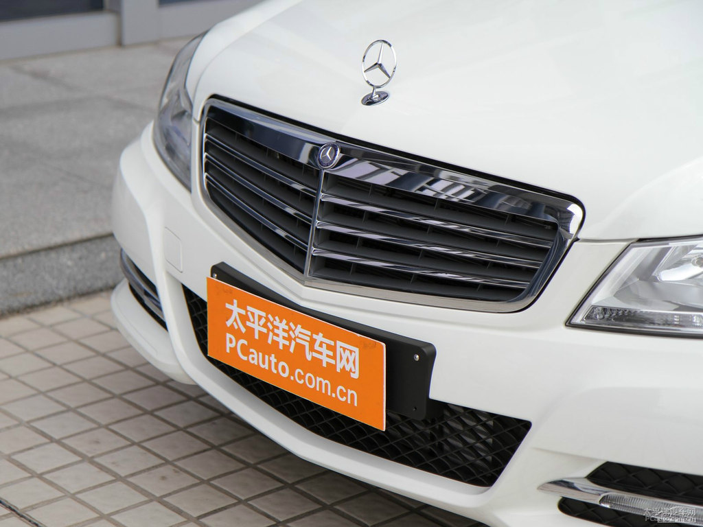 粉筆白奔馳C級外觀圖片
