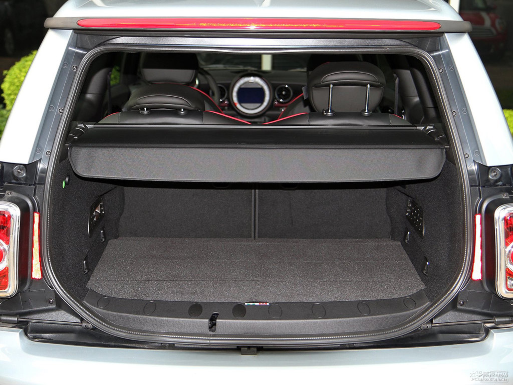 子夜黑MINI CLUBMAN后備廂空間圖片