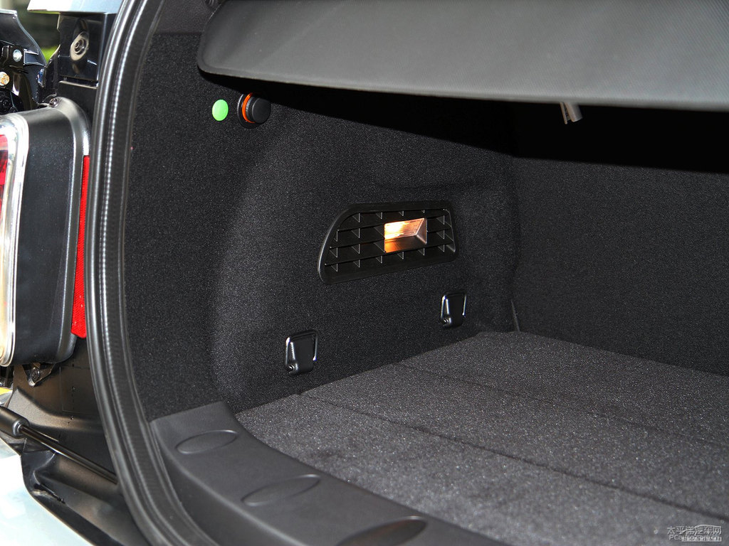 子夜黑MINI CLUBMAN后備廂空間圖片