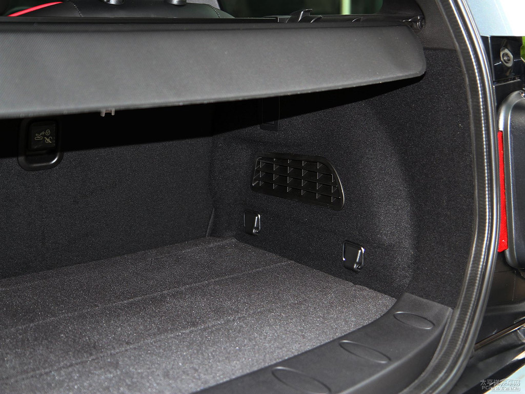 子夜黑MINI CLUBMAN后備廂空間圖片