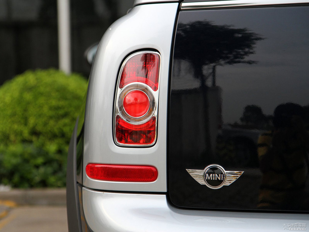 子夜黑MINI CLUBMAN車尾外觀圖片