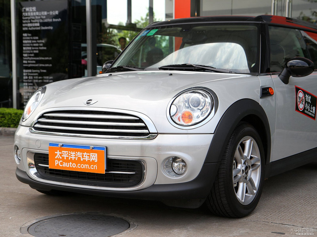 白銀色MINI CLUBMAN車頭外觀圖片