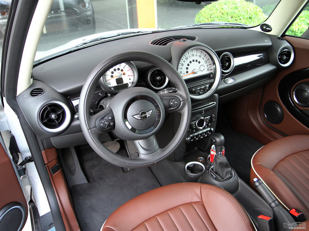 白銀色MINI CLUBMAN中控內(nèi)飾圖片