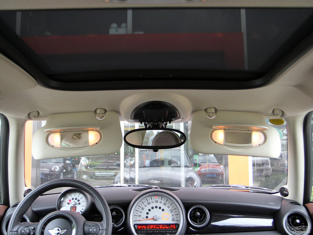 白銀色MINI CLUBMAN車廂內(nèi)飾圖片