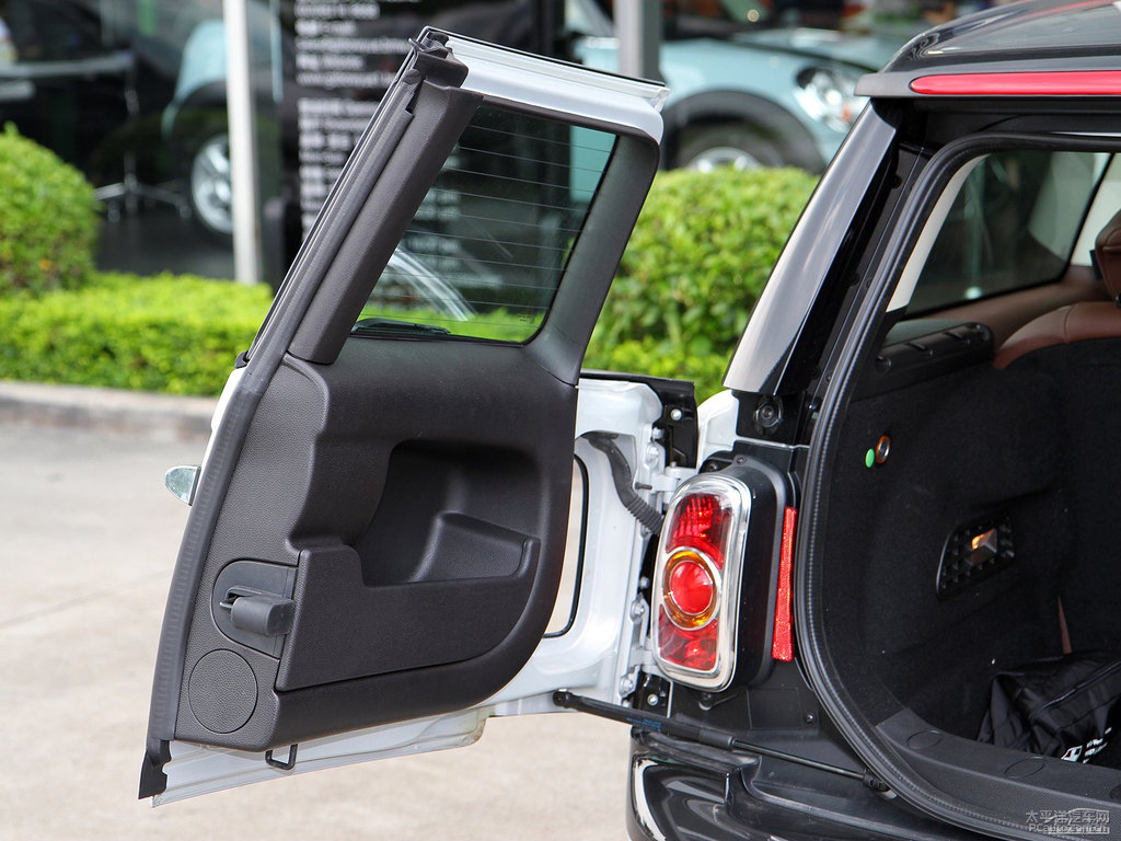 白銀色MINI CLUBMAN后備廂空間圖片