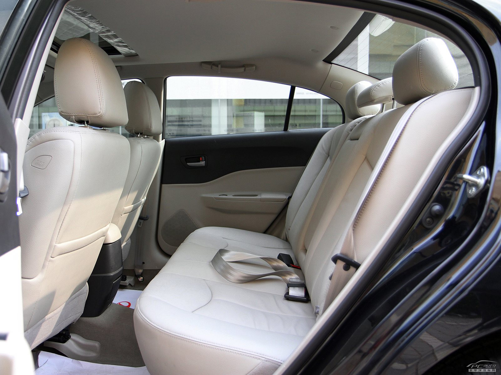 奔騰B50內(nèi)飾高清大圖