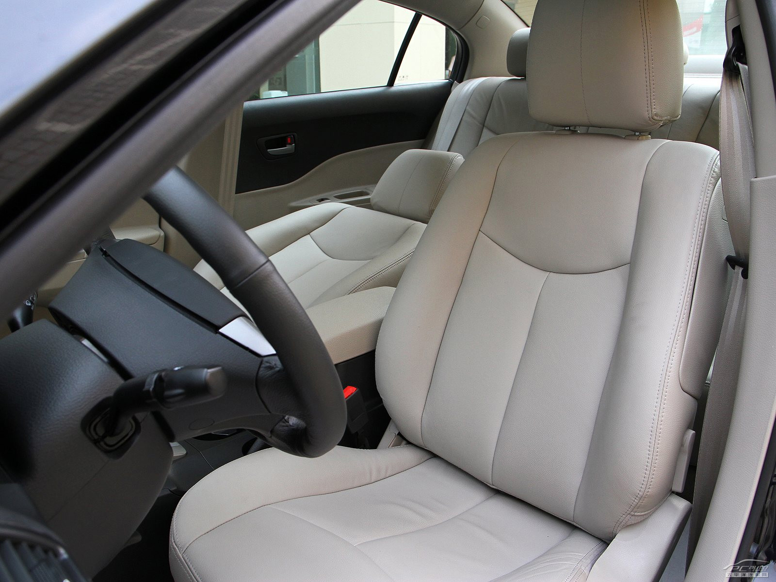 奔騰B50內(nèi)飾高清大圖