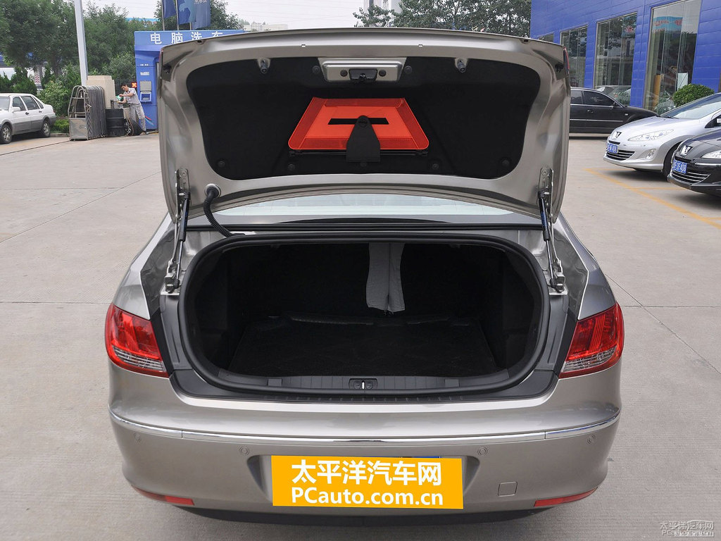 標(biāo)致408內(nèi)飾圖片