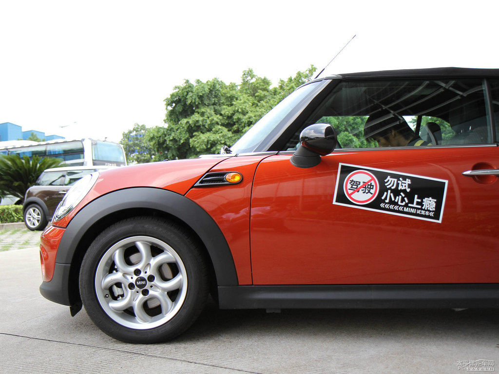 ɫMINI CABRIO܇^DƬ