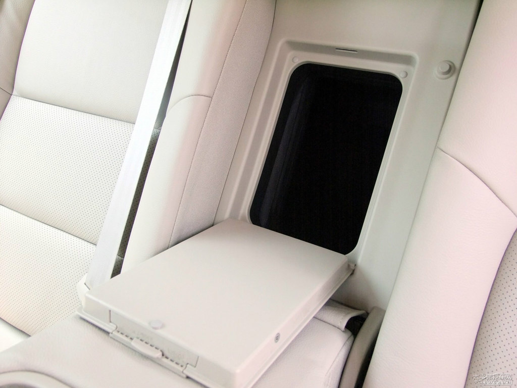 碳晶黑標(biāo)致508儲物空間空間圖片