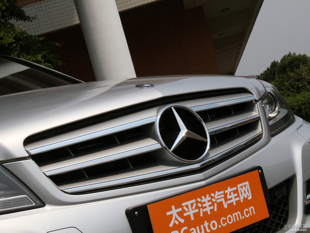 銥銀色奔馳C級外觀圖片