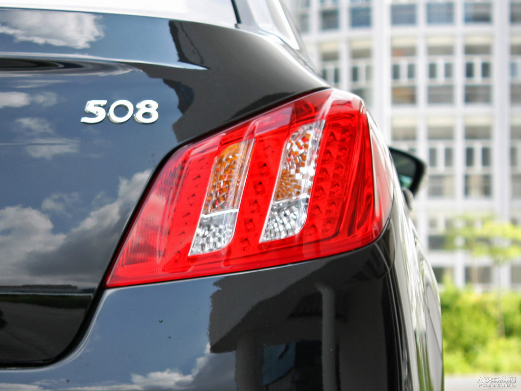 碳晶黑標致508車尾外觀圖片