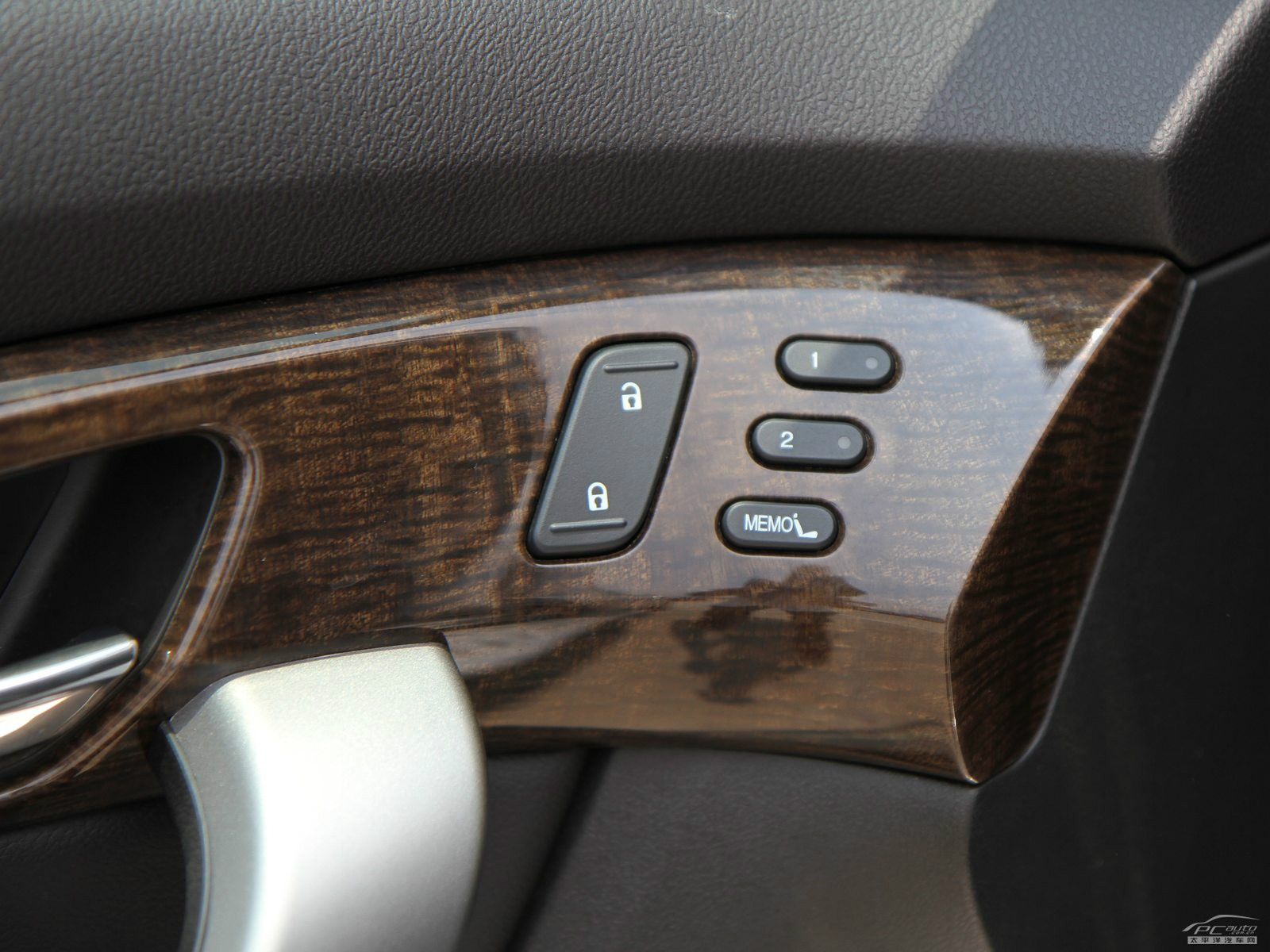 謳歌MDX內(nèi)飾高清大圖