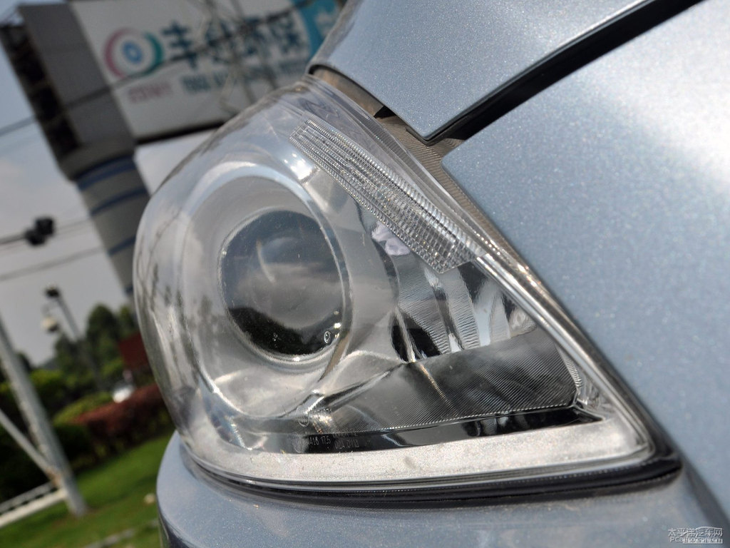 炫亮銀馬自達5車頭外觀圖片