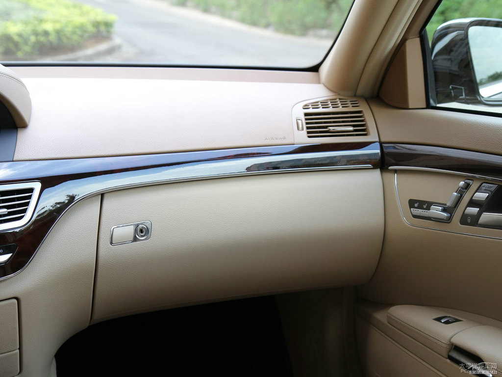 曜巖黑奔馳S級新能源內(nèi)飾圖片