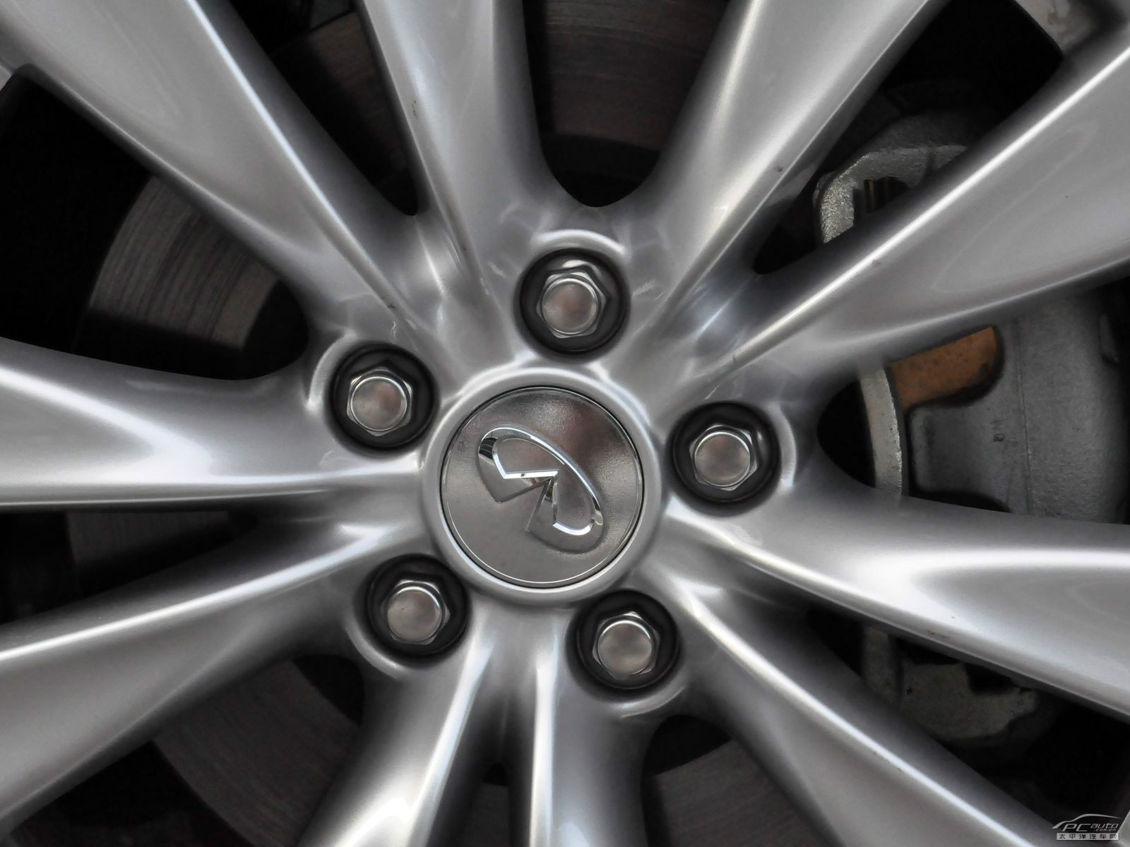 英菲尼迪M細節(jié)高清大圖