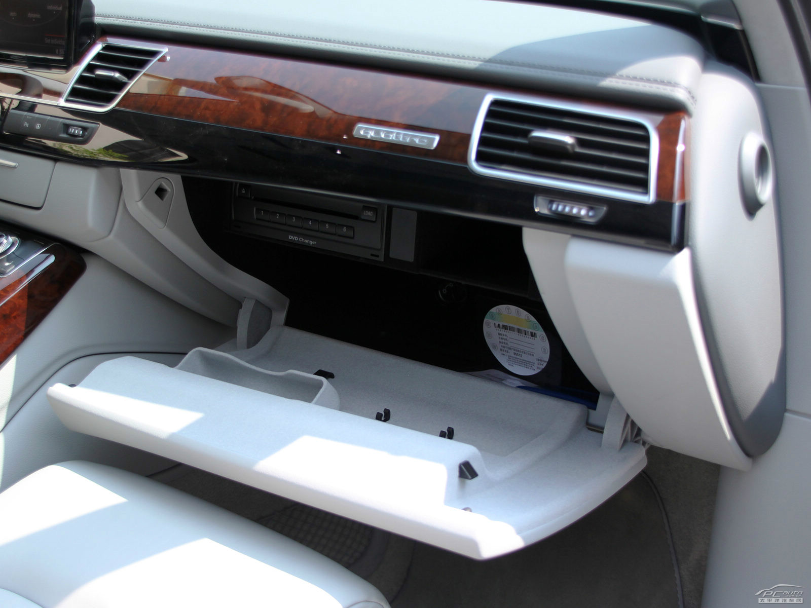 奧迪A8L空間高清大圖