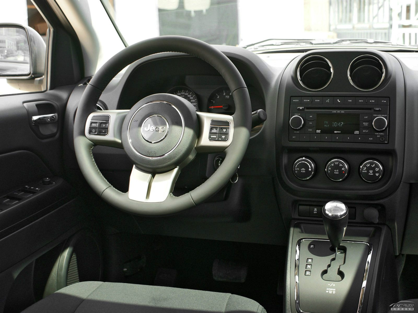 指南者(進口)內(nèi)飾高清大圖