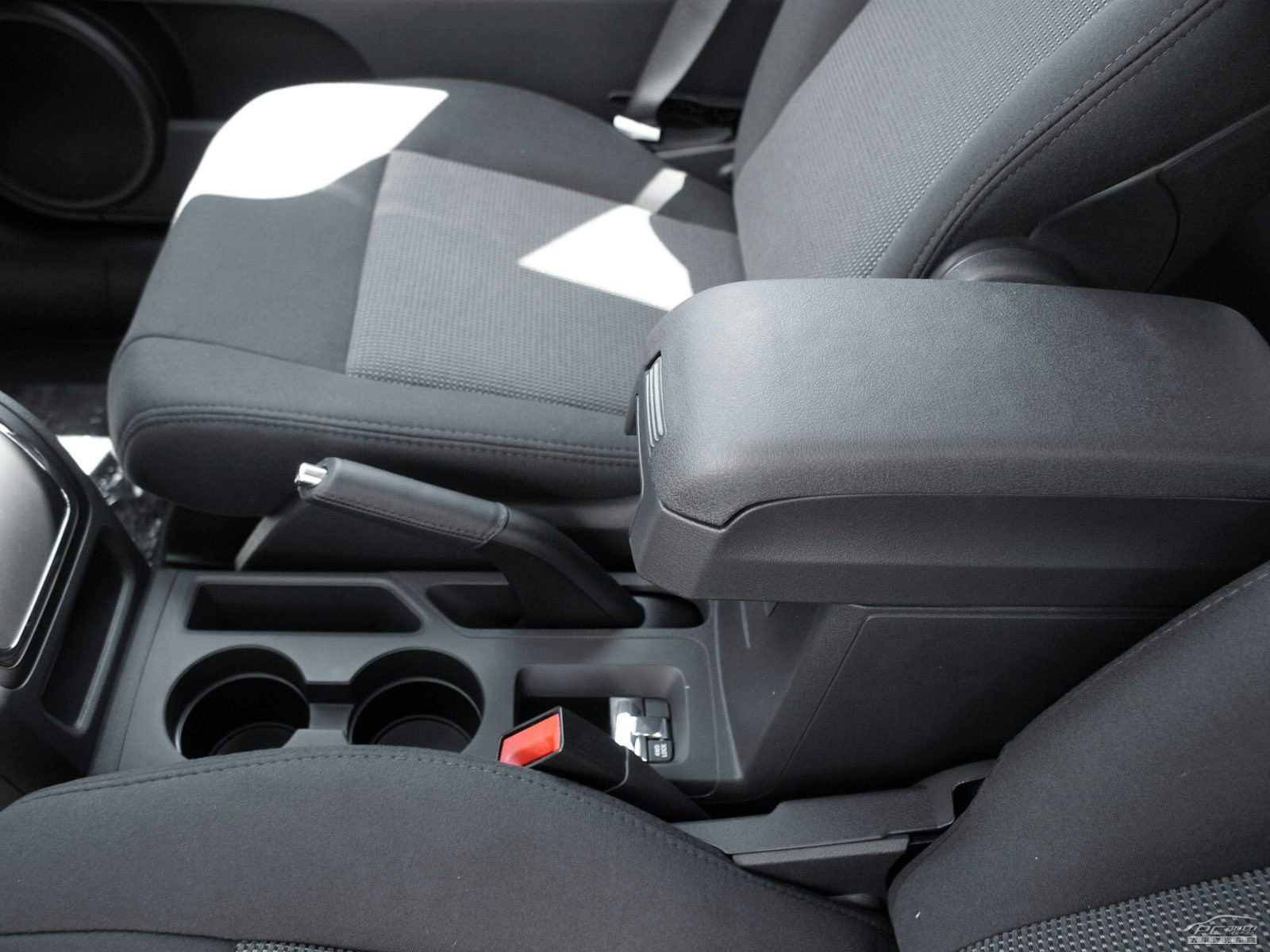 指南者(進口)內(nèi)飾高清大圖