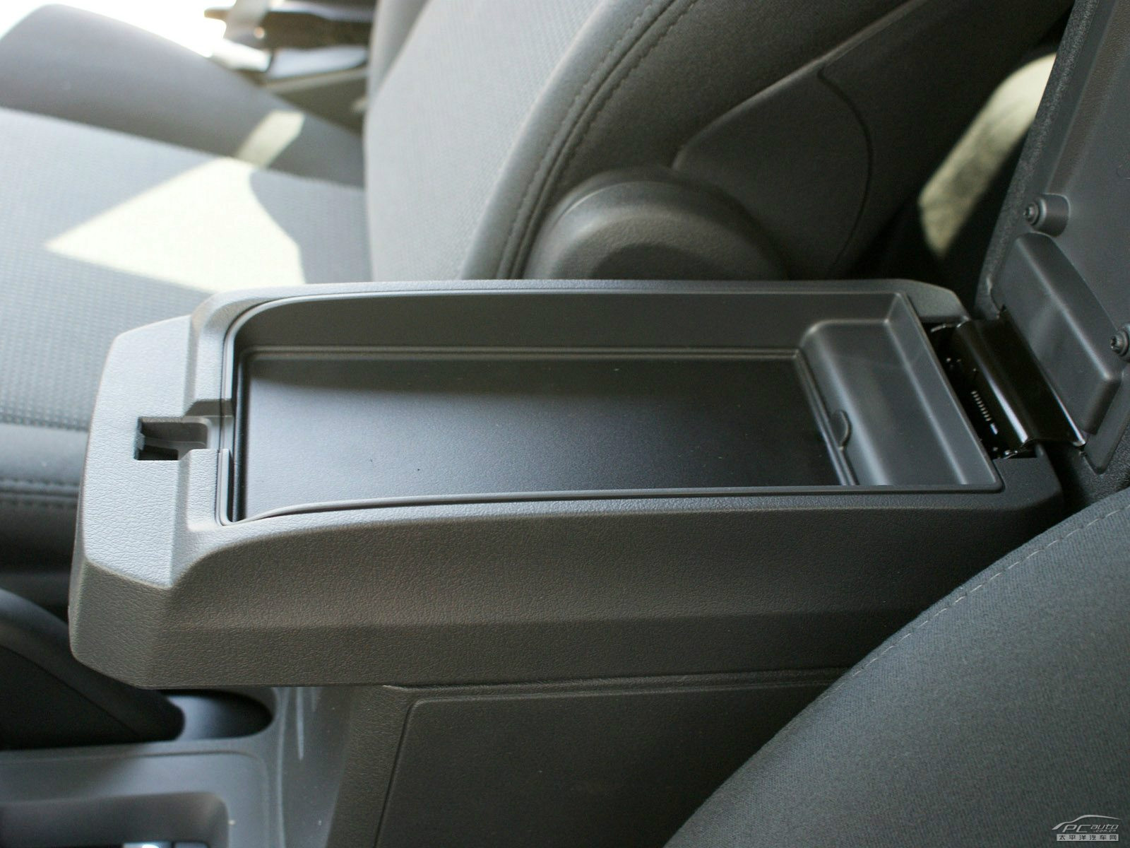 指南者(進口)內(nèi)飾高清大圖