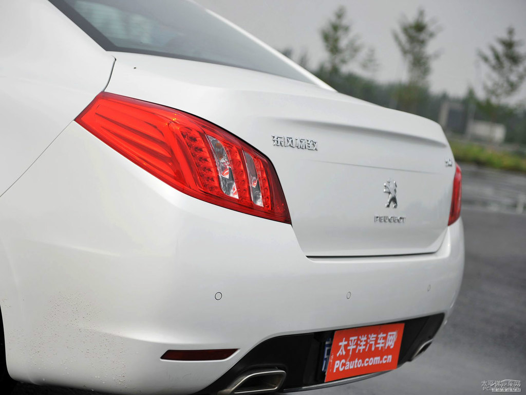 珠光白標致508車尾外觀圖片