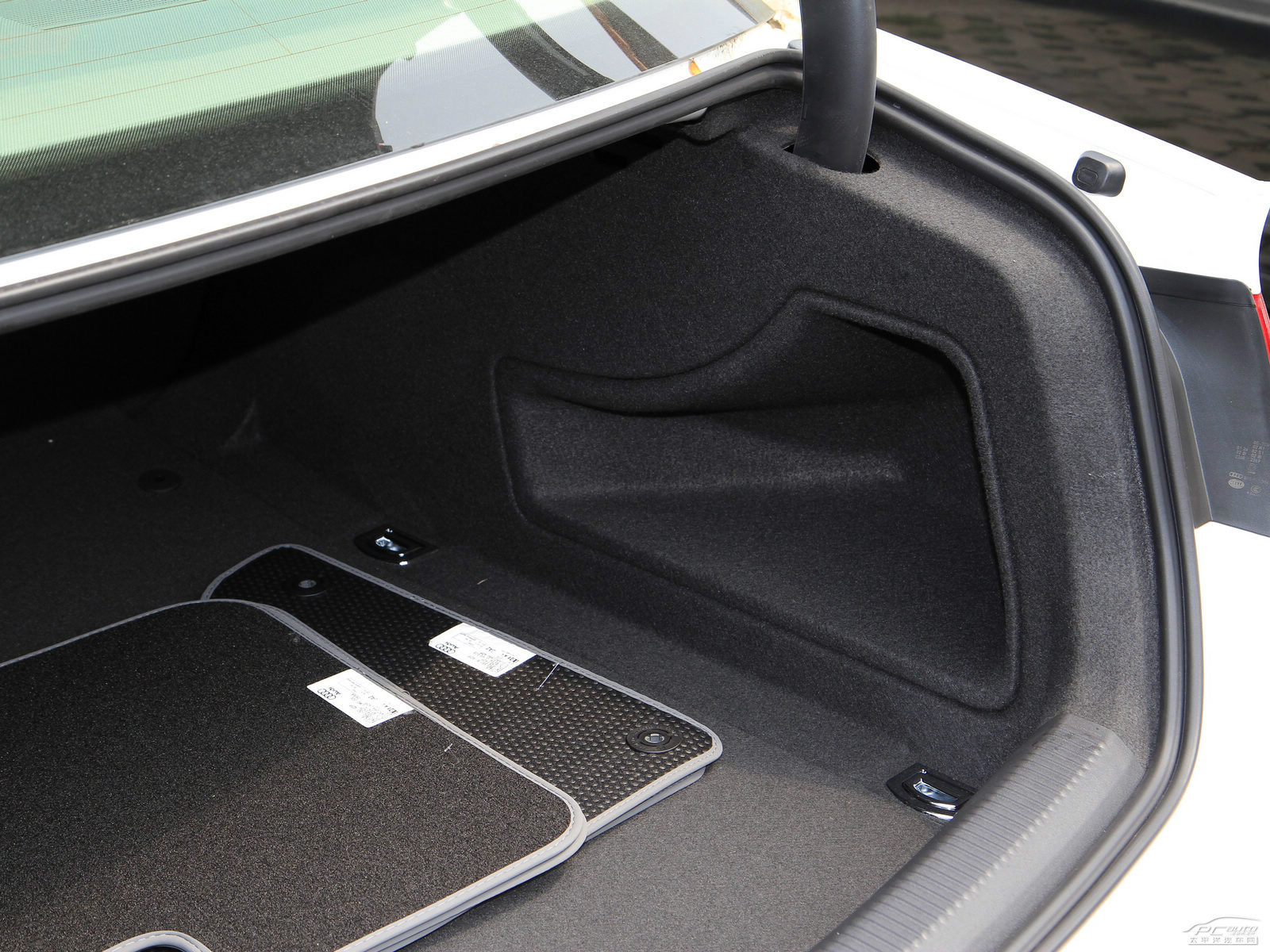 奧迪A4L空間高清大圖