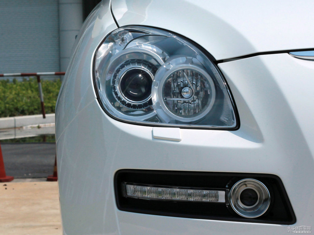 ɰ׼{ǽݴ7 SUV^DƬ