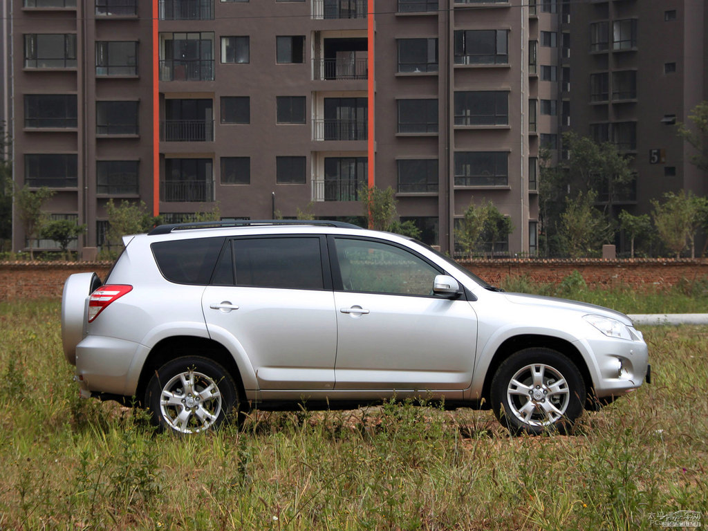 銀色RAV4榮放外觀圖片