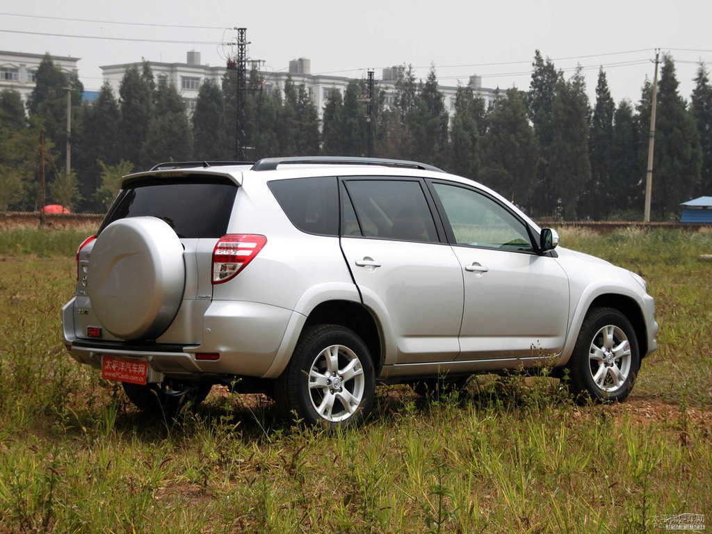 銀色RAV4榮放外觀圖片