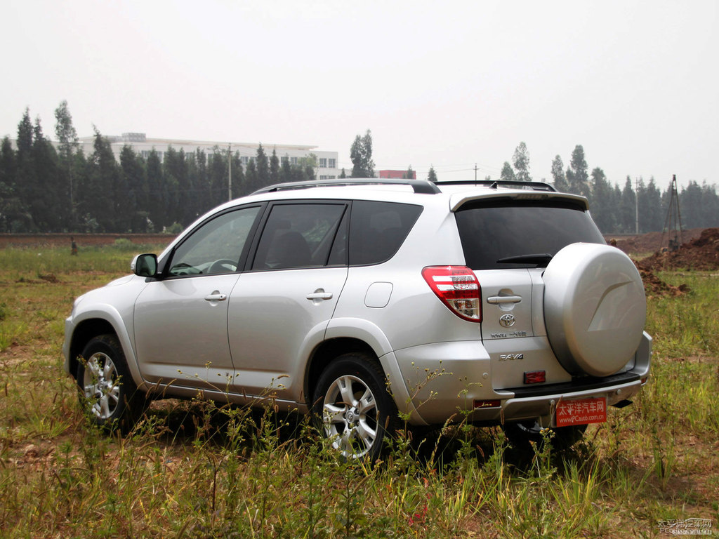 銀色RAV4榮放外觀圖片