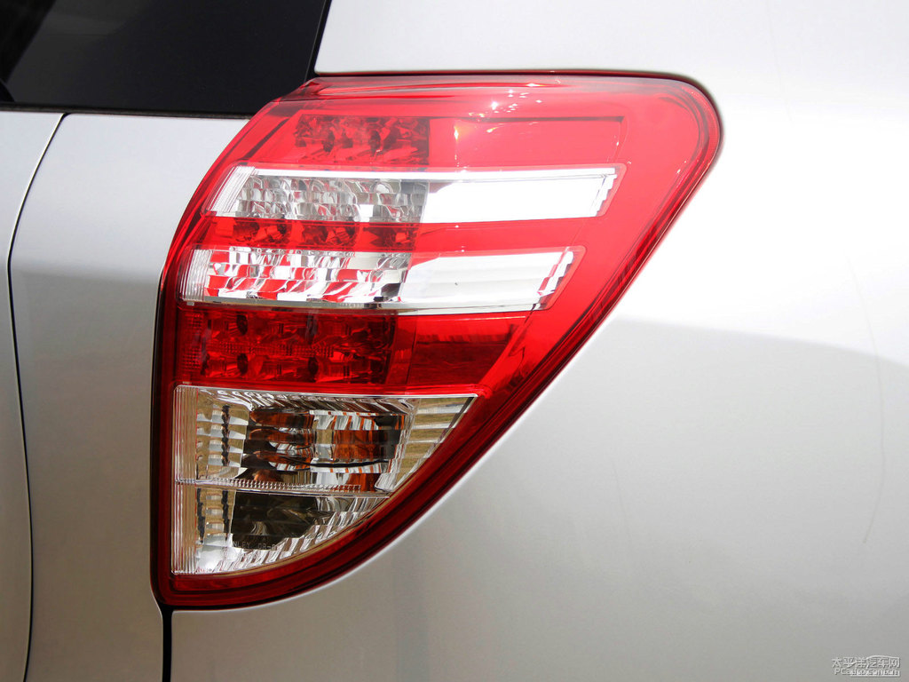 銀色RAV4榮放外觀圖片