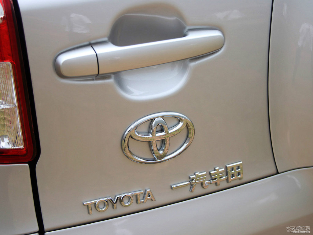 銀色RAV4榮放外觀圖片