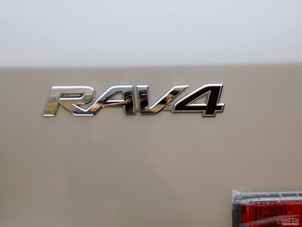 銀色RAV4榮放外觀圖片