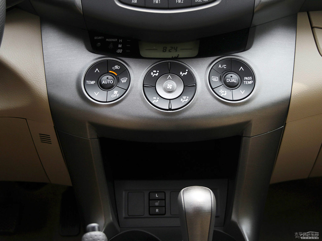 銀色RAV4榮放內飾圖片