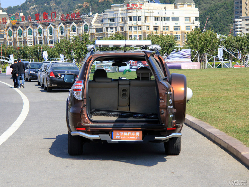 深棕云母色RAV4榮放空間圖片