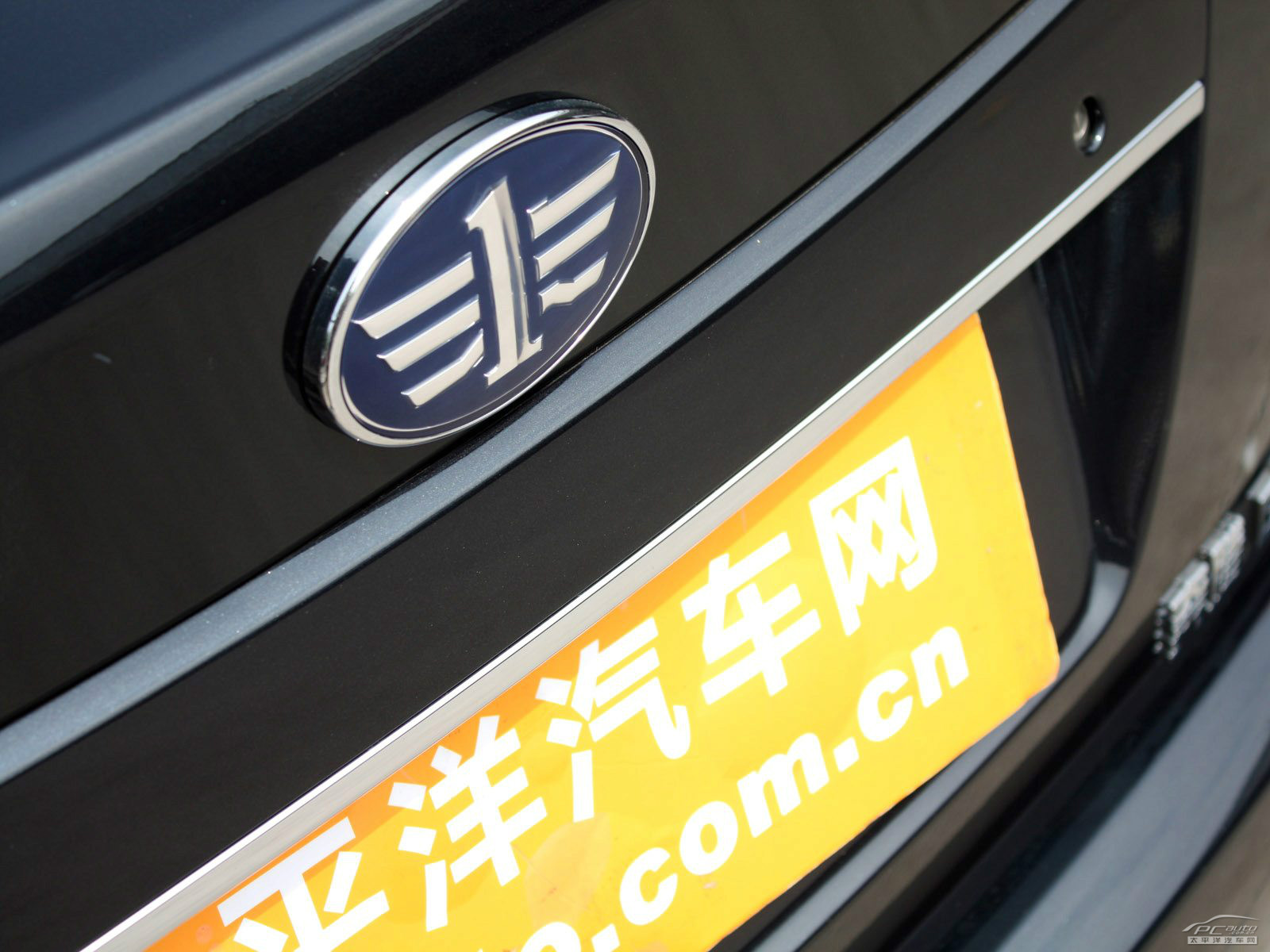 奔騰B50外觀高清大圖
