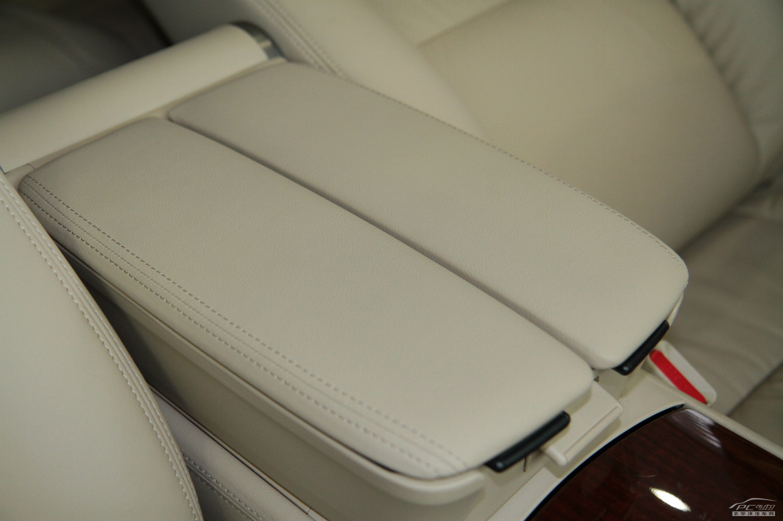 謳歌RL內(nèi)飾高清大圖