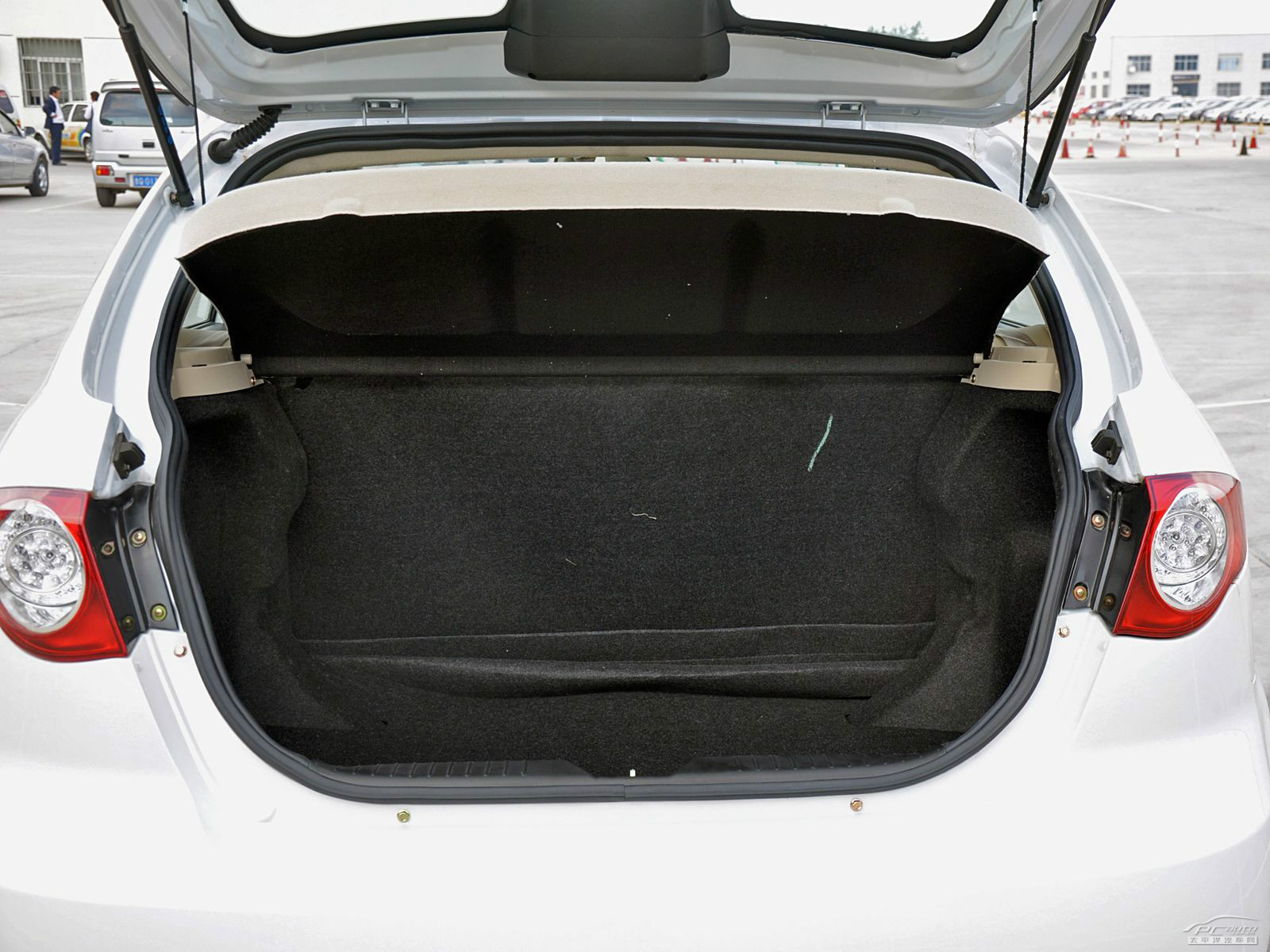 比亞迪F3R空間高清大圖