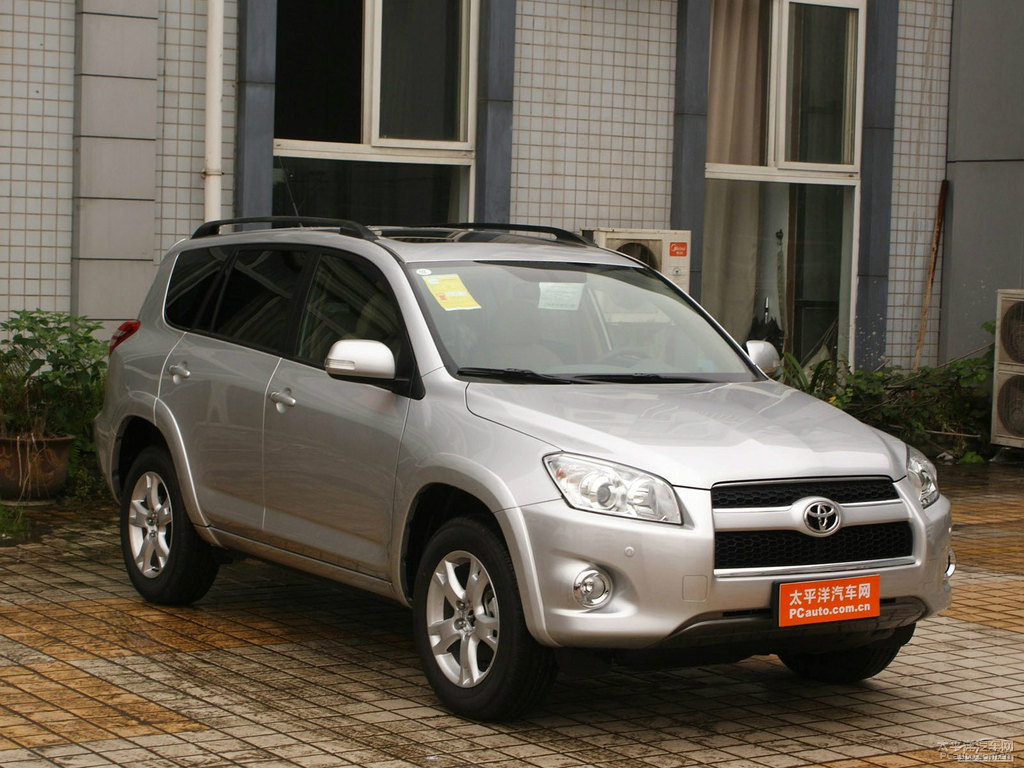 銀色RAV4榮放外觀圖片