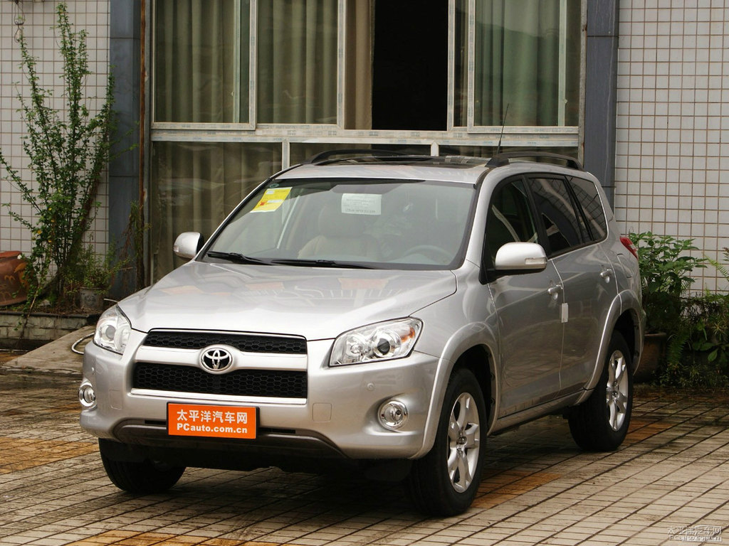 銀色RAV4榮放外觀圖片