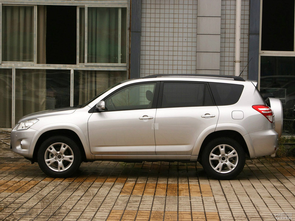 銀色RAV4榮放外觀圖片