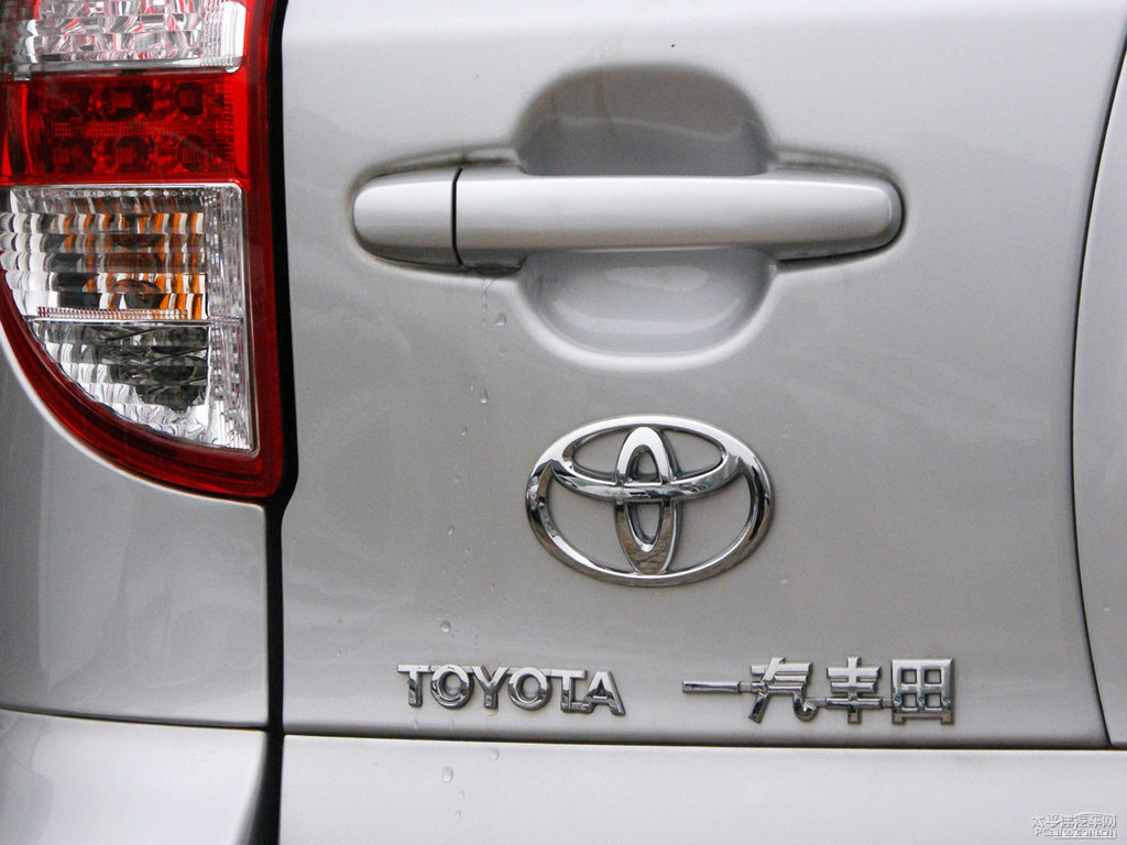 銀色RAV4榮放外觀圖片