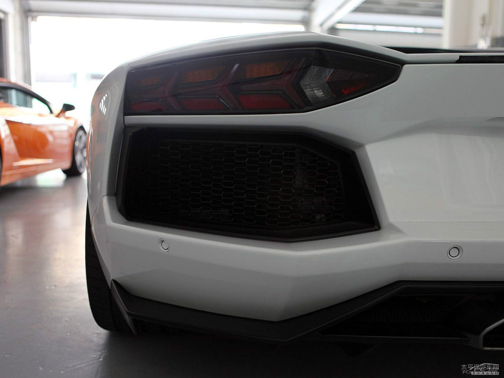 非金屬漆白色Aventador車(chē)尾外觀圖片