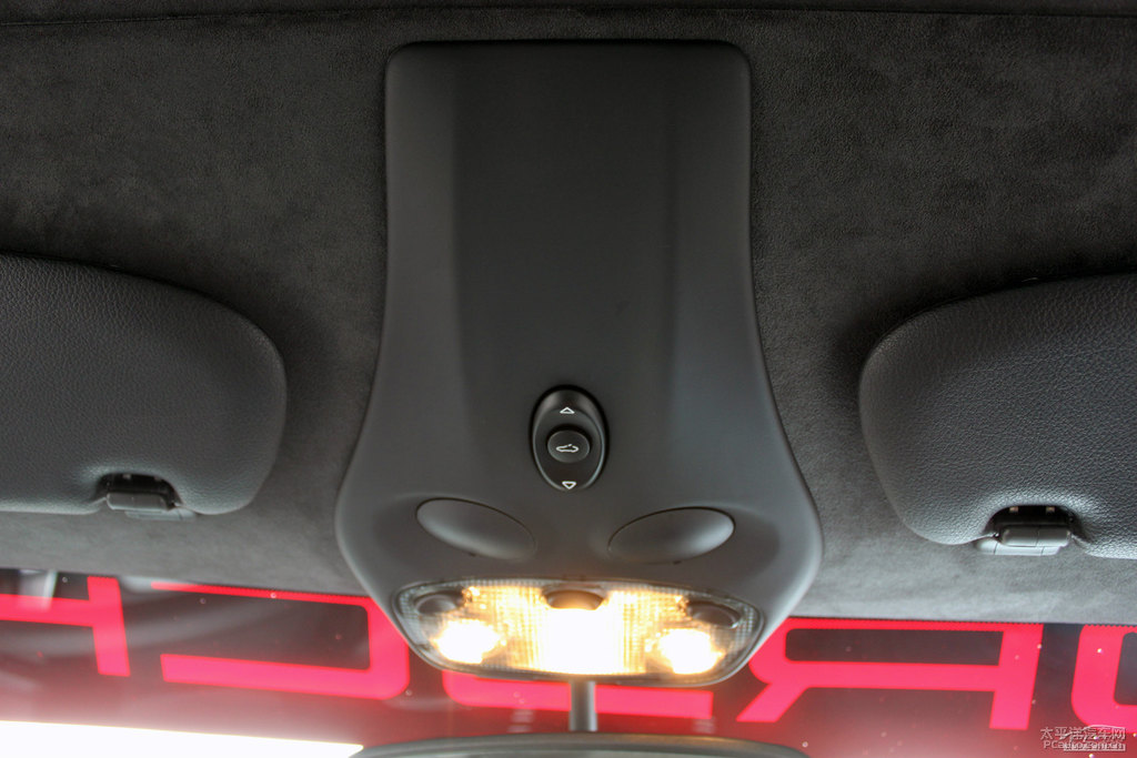 玄武巖黑保時捷911車廂內(nèi)飾圖片